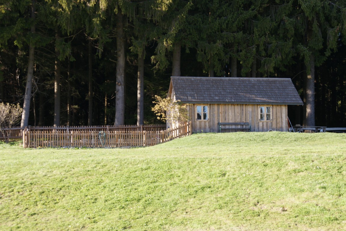 Neubau Wochenendhaus aus Altholz, mit Schindeldeckung