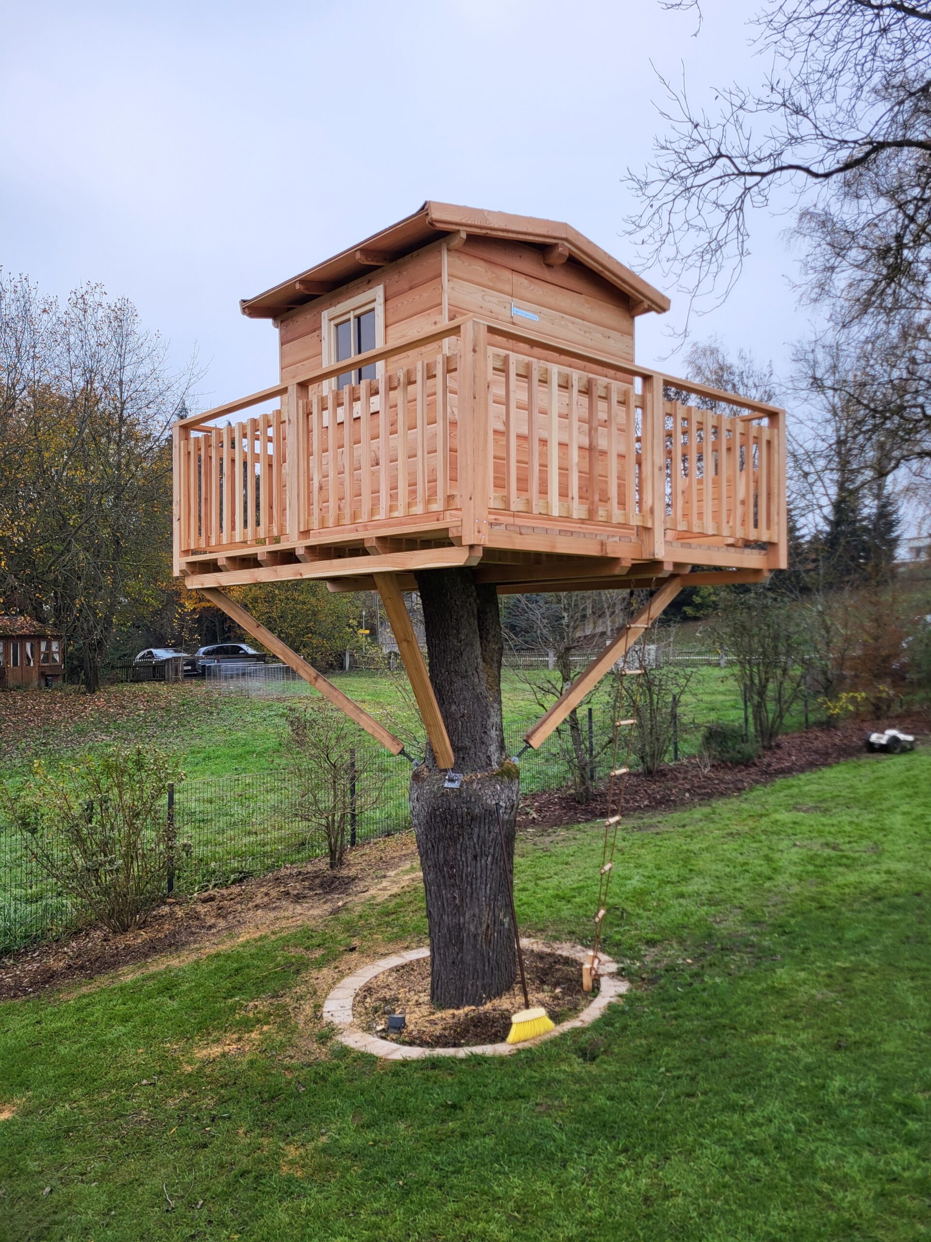 Freitragendes Baumhaus aus Lärche