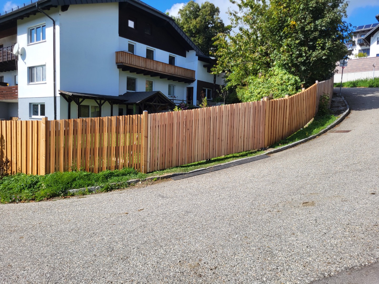 Zaun aus Lärche mit Tor