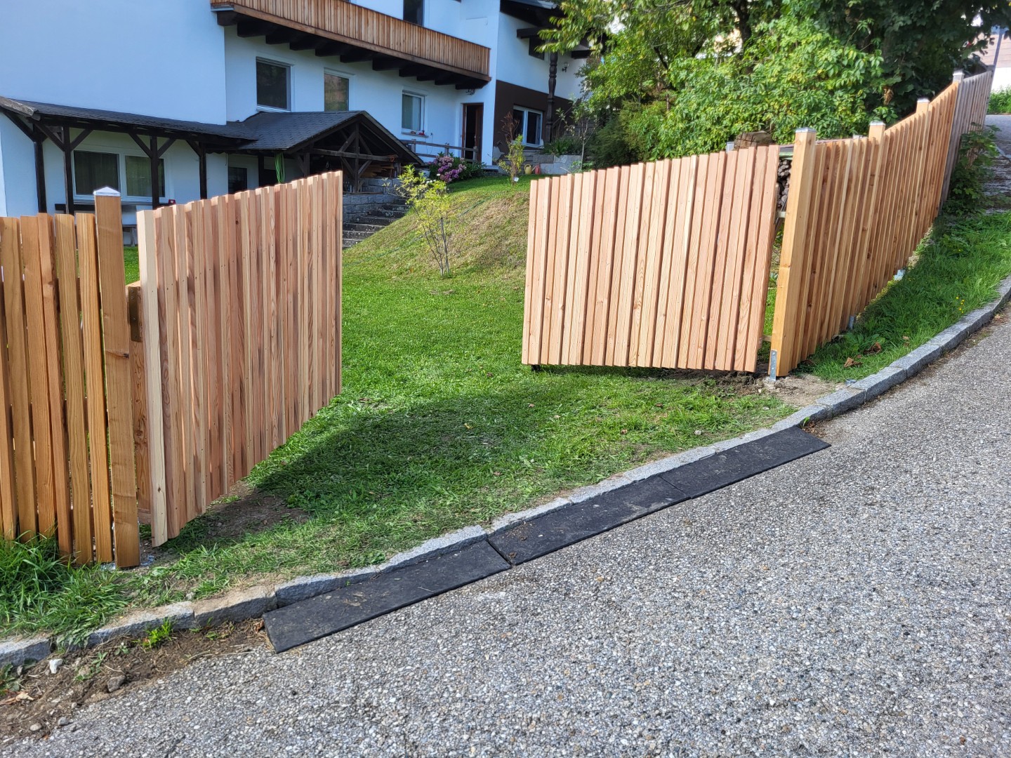 Zaun aus Lärche mit Tor